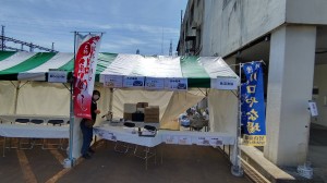 テントの後ろで準備中です
